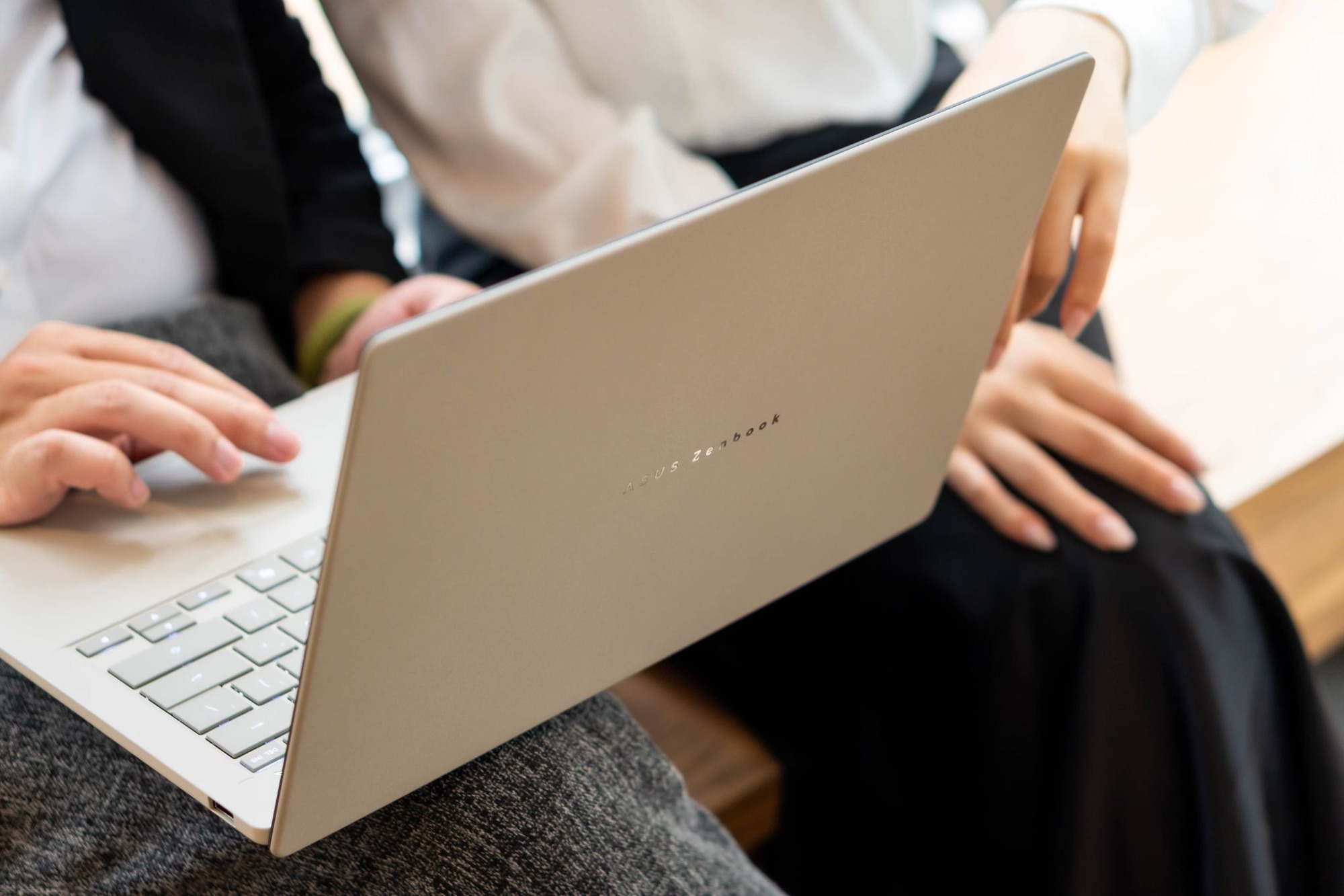 Chiếc laptop 990g này đã làm được điều mà nhiều người từng nghĩ là không thể- Ảnh 4.