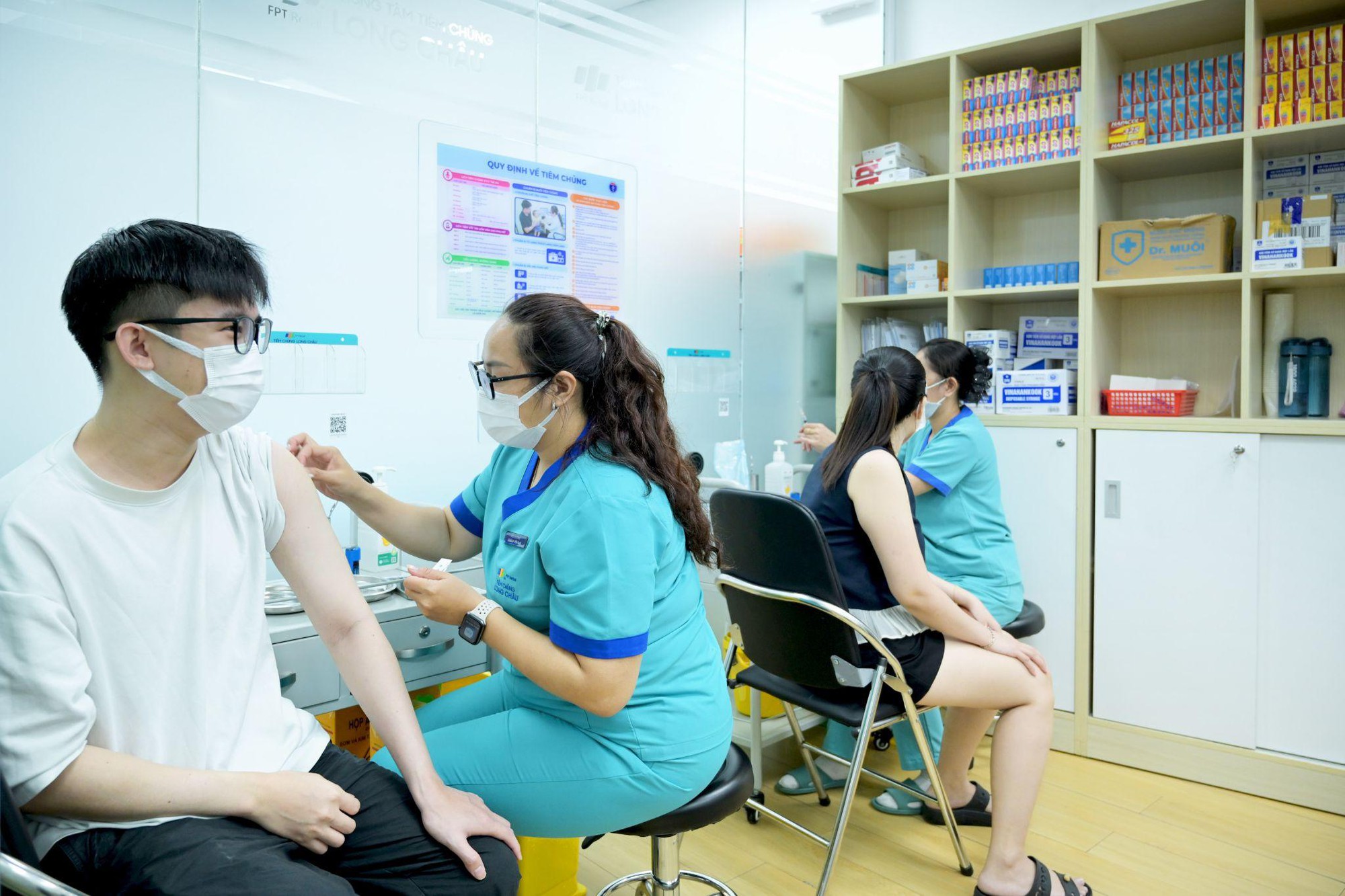 Bé gái 12 tuổi ở 4 vùng khó khăn sắp được tiêm vắc xin HPV miễn phí- Ảnh 1. Bé gái 12 tuổi ở 4 vùng khó khăn sắp được tiêm vắc xin HPV miễn phí- Ảnh 1.