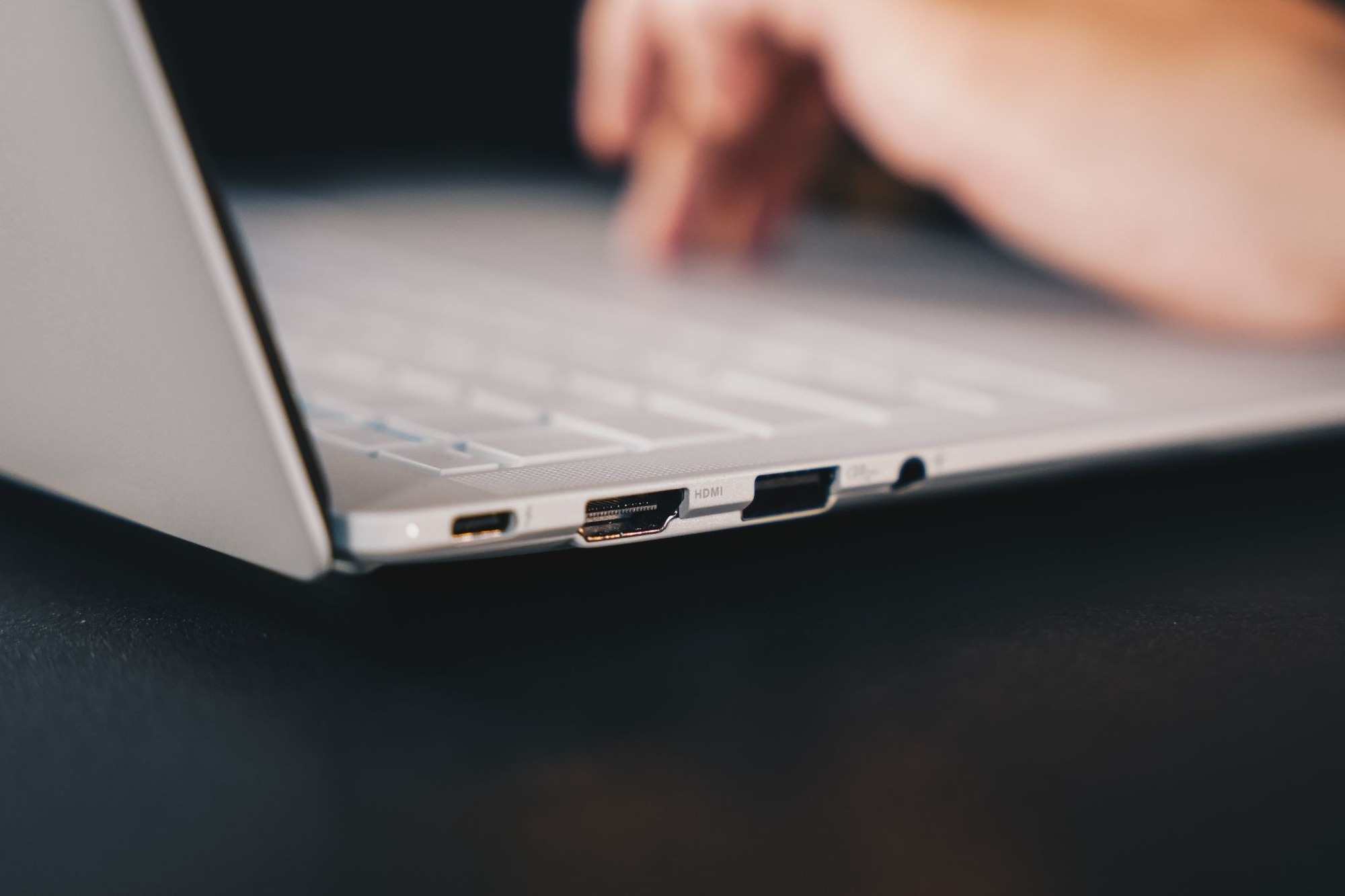 Chiếc laptop giá 100 triệu dành cho CEO có gì đặc biệt?- Ảnh 1.