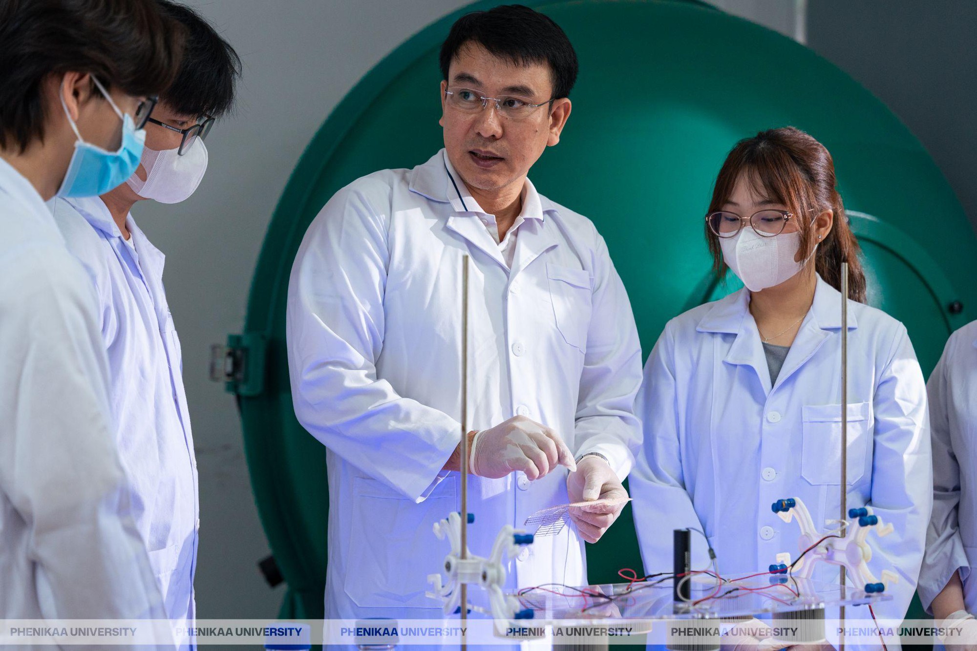Những người thầy không chỉ dạy kiến thức, mà dạy cách giải quyết vấn đề- Ảnh 1.