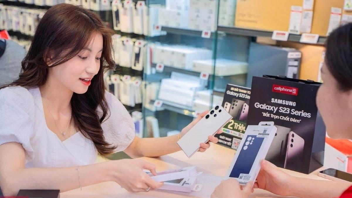 Top 10 chiếc điện thoại Samsung “thực dụng” mùa hè 2026: Từ tầm trung đến cao cấp - Ảnh 3. Top 10 chiếc điện thoại Samsung “thực dụng” mùa hè 2026: Từ tầm trung đến cao cấp - Ảnh 3.