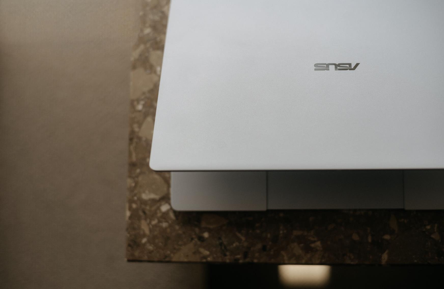 Vì sao laptop ExpertBook Ultra có mức giá 100 triệu? - Ảnh 2.
