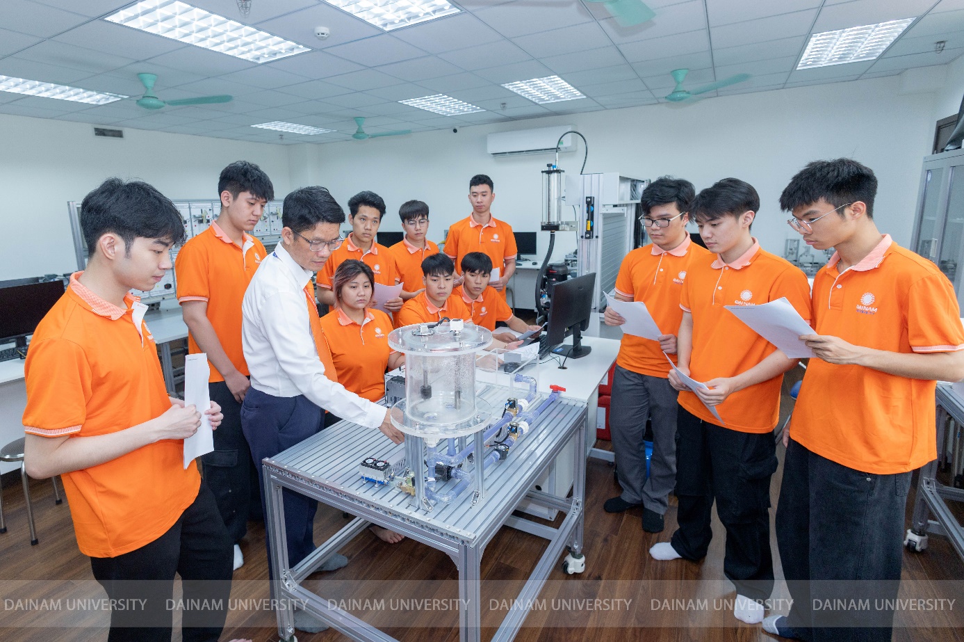 Đừng hỏi con được bao nhiêu điểm, hãy hỏi con muốn trở thành ai- Ảnh 1.