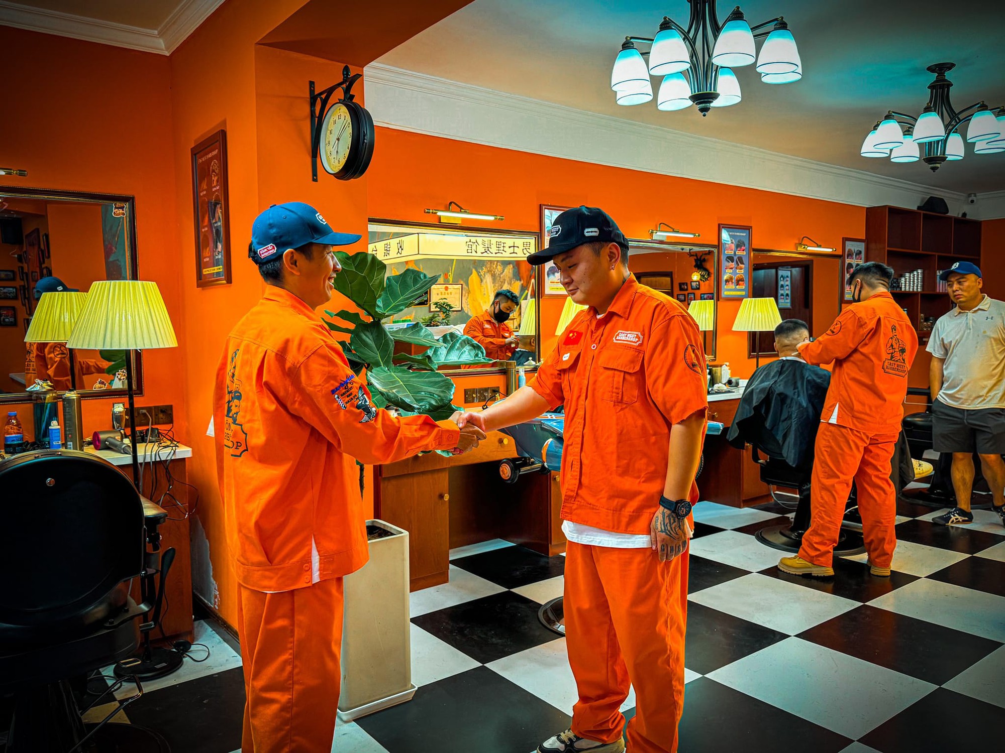Đông Tây Barbershop và mục tiêu nâng tầm nghề tóc Việt- Ảnh 1. Đông Tây Barbershop và mục tiêu nâng tầm nghề tóc Việt- Ảnh 1.