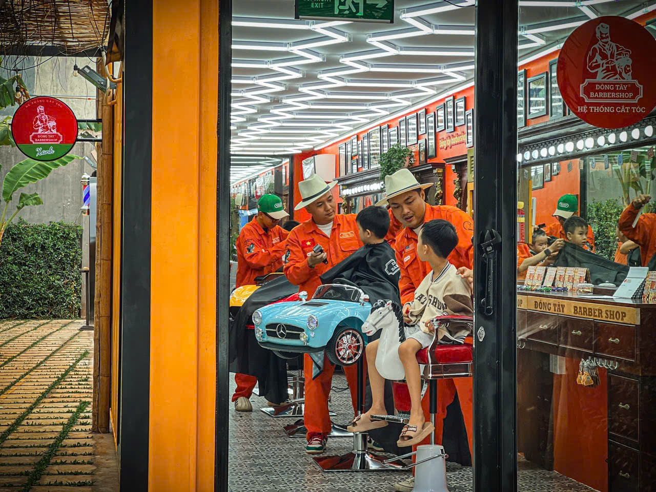 Đông Tây Barbershop và mục tiêu nâng tầm nghề tóc Việt- Ảnh 2. Đông Tây Barbershop và mục tiêu nâng tầm nghề tóc Việt- Ảnh 2.