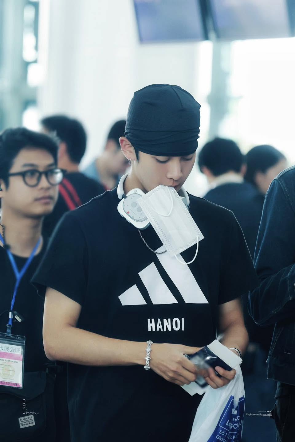 Tân binh Kpop gây bão sân bay với phụ kiện “chuẩn rể Việt” không ai ngờ tới- Ảnh 1. Tân binh Kpop gây bão sân bay với phụ kiện “chuẩn rể Việt” không ai ngờ tới- Ảnh 1.