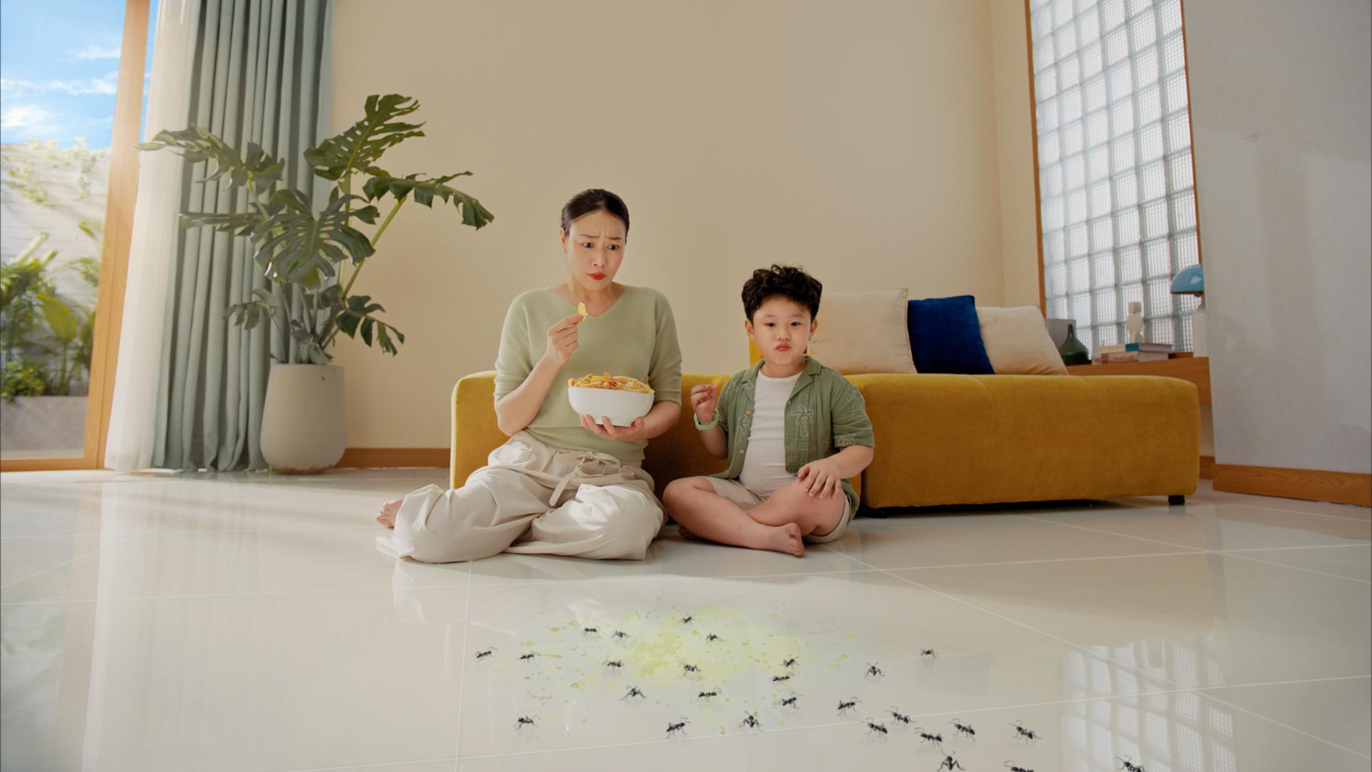 Làm sạch vết thức ăn vô hình, an tâm cho bé khám phá “thế giới sàn nhà” chẳng lo côn trùng - Ảnh 1. Làm sạch vết thức ăn vô hình, an tâm cho bé khám phá “thế giới sàn nhà” chẳng lo côn trùng - Ảnh 1.