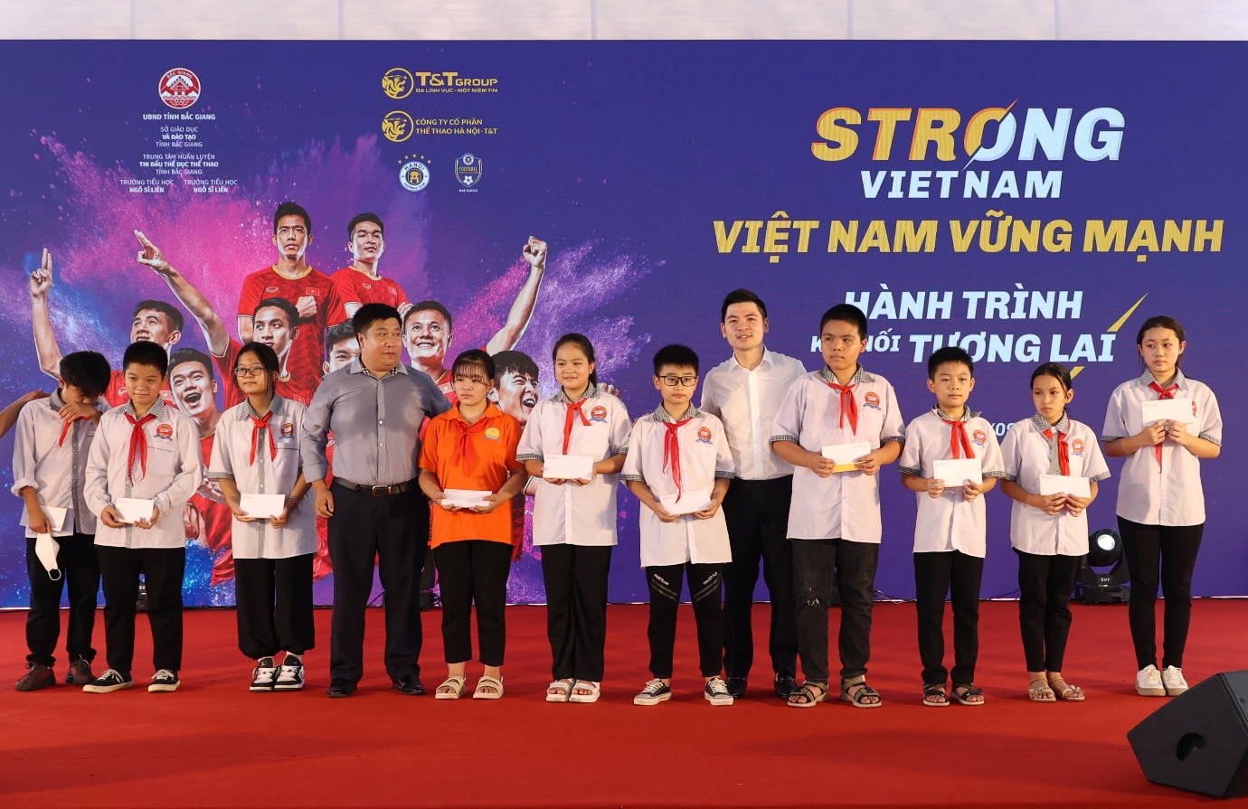 Từ lời hứa với cử tri đến những sân bóng cộng đồng- Ảnh 6. Từ lời hứa với cử tri đến những sân bóng cộng đồng- Ảnh 6.