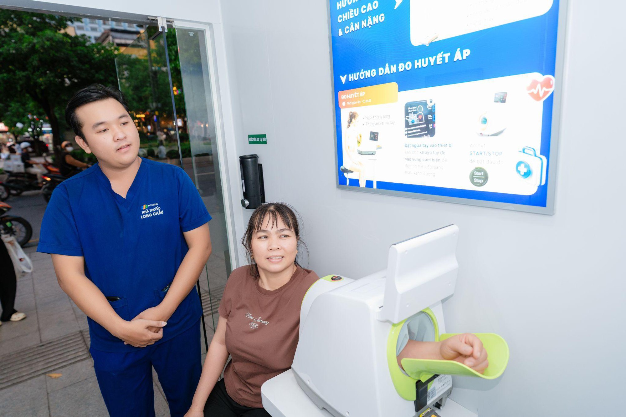 Thêm điểm tựa sức khỏe cho người dân TP.HCM: Trạm Công dân số lần đầu tiên có mặt ở phố đi bộ Nguyễn Huệ - Ảnh 7. Thêm điểm tựa sức khỏe cho người dân TP.HCM: Trạm Công dân số lần đầu tiên có mặt ở phố đi bộ Nguyễn Huệ - Ảnh 7.