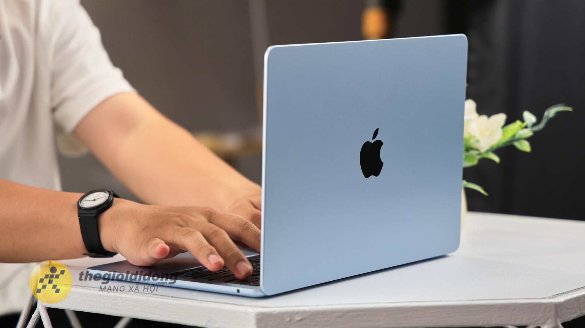 Thường xuyên làm việc ngoài văn phòng, MacBook có thể là khoản đầu tư đáng cân nhắc - Ảnh 1. Thường xuyên làm việc ngoài văn phòng, MacBook có thể là khoản đầu tư đáng cân nhắc - Ảnh 1.