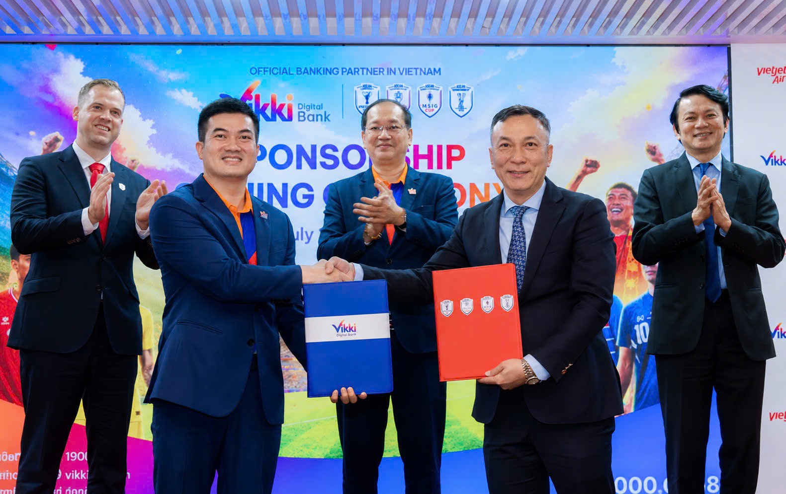 Vikki Digital Bank đồng hành cùng ASEAN United FC kết nối tài chính số với đam mê bóng đá - Ảnh 1. Vikki Digital Bank đồng hành cùng ASEAN United FC kết nối tài chính số với đam mê bóng đá - Ảnh 1.