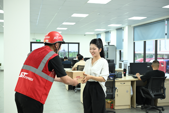 J&T Express: 8 năm lấy trải nghiệm khách hàng làm trọng tâm phát triển - Ảnh 1. J&T Express: 8 năm lấy trải nghiệm khách hàng làm trọng tâm phát triển - Ảnh 1.