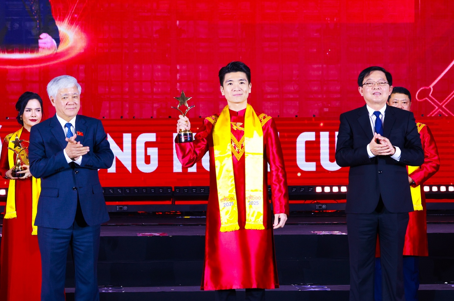 Phó Chủ tịch SHB Đỗ Quang Vinh tham gia Đoàn Chủ tịch Hội Doanh nhân trẻ Việt Nam khóa VIII- Ảnh 2. Phó Chủ tịch SHB Đỗ Quang Vinh tham gia Đoàn Chủ tịch Hội Doanh nhân trẻ Việt Nam khóa VIII- Ảnh 2.