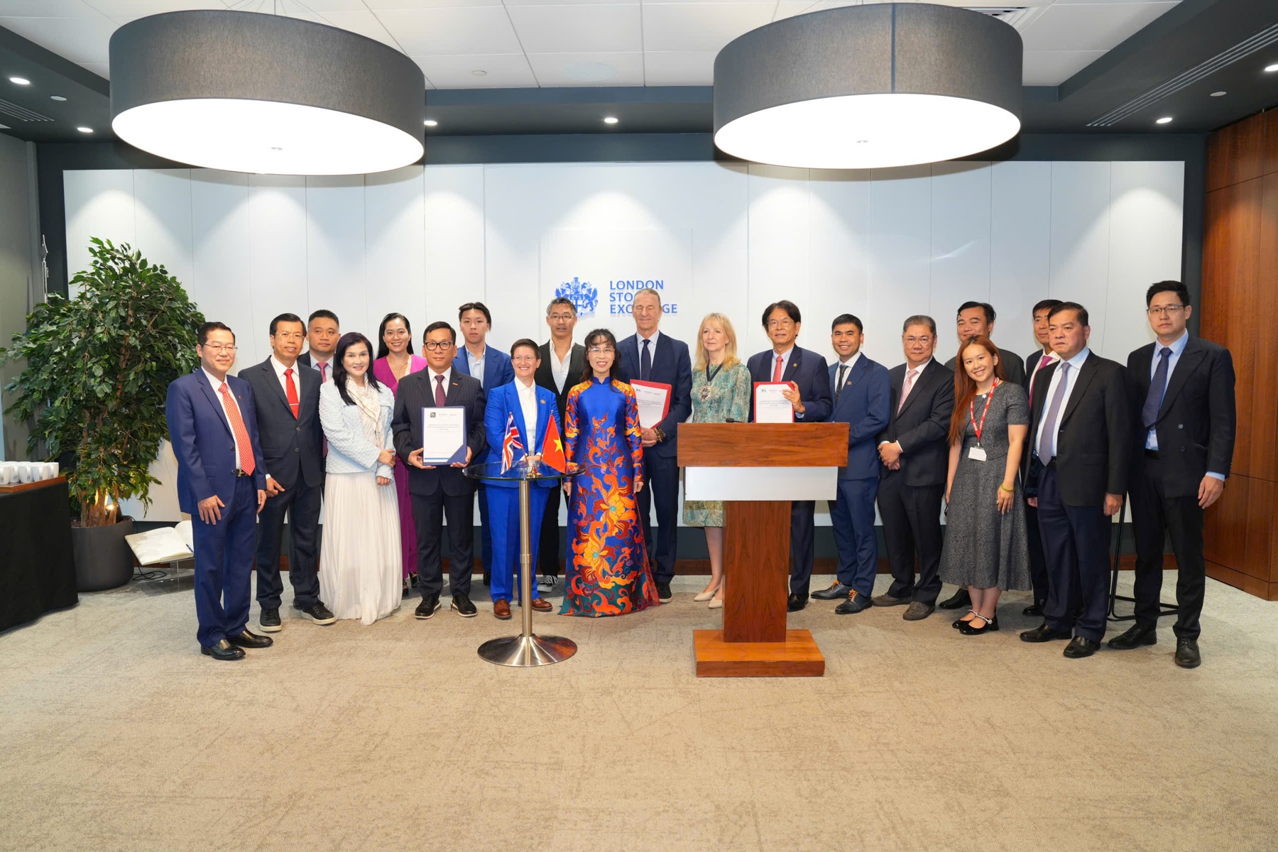 Tiến sĩ Nguyễn Thị Phương Thảo bấm nút khai phiên Sàn giao dịch Chứng khoán Luân Đôn (LSE)- Ảnh 6. Tiến sĩ Nguyễn Thị Phương Thảo bấm nút khai phiên Sàn giao dịch Chứng khoán Luân Đôn (LSE)- Ảnh 6.