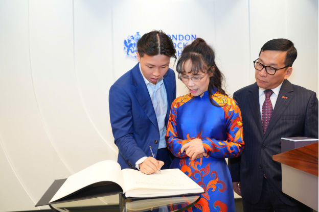 Tiến sĩ Nguyễn Thị Phương Thảo bấm nút khai phiên Sàn giao dịch Chứng khoán Luân Đôn (LSE)- Ảnh 8. Tiến sĩ Nguyễn Thị Phương Thảo bấm nút khai phiên Sàn giao dịch Chứng khoán Luân Đôn (LSE)- Ảnh 8.