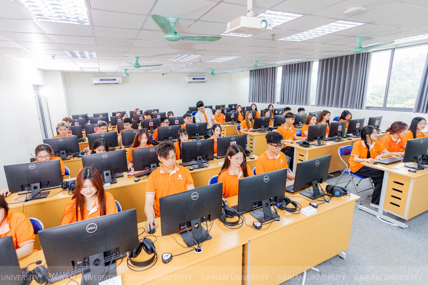 Điểm thi phân hóa, thí sinh cần thận trọng khi đăng ký nguyện vọng đại học- Ảnh 4. Điểm thi phân hóa, thí sinh cần thận trọng khi đăng ký nguyện vọng đại học- Ảnh 4.