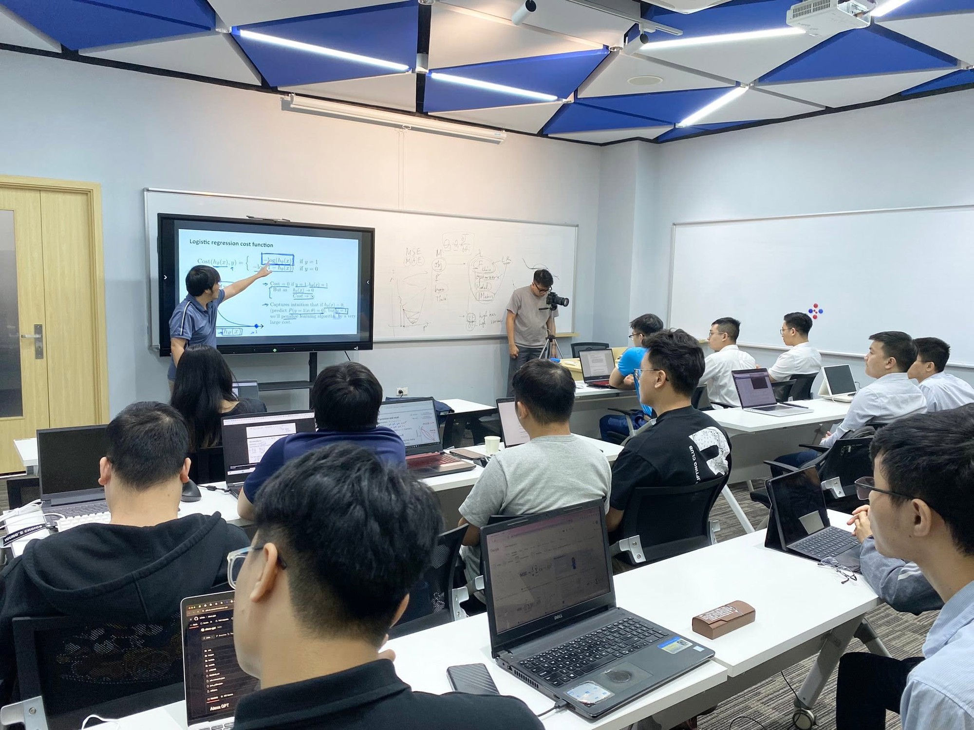 Từ ứng dụng AI đến quản trị AI: Yêu cầu mới với nhân sự công nghệ- Ảnh 1. Từ ứng dụng AI đến quản trị AI: Yêu cầu mới với nhân sự công nghệ- Ảnh 1.