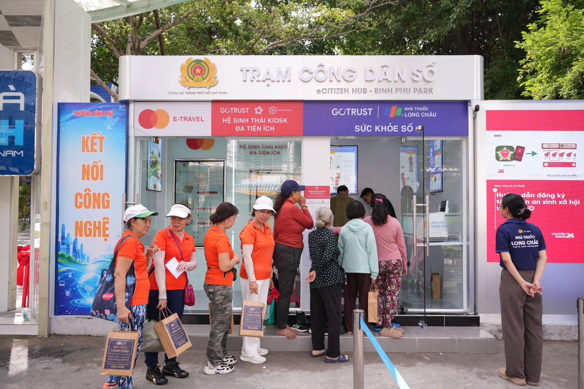 Một sáng kiến cải cách hành chính của Công an TP.HCM đang đưa tiện ích số “bám rễ sâu” hơn vào đời sống- Ảnh 3. Một sáng kiến cải cách hành chính của Công an TP.HCM đang đưa tiện ích số “bám rễ sâu” hơn vào đời sống- Ảnh 3.