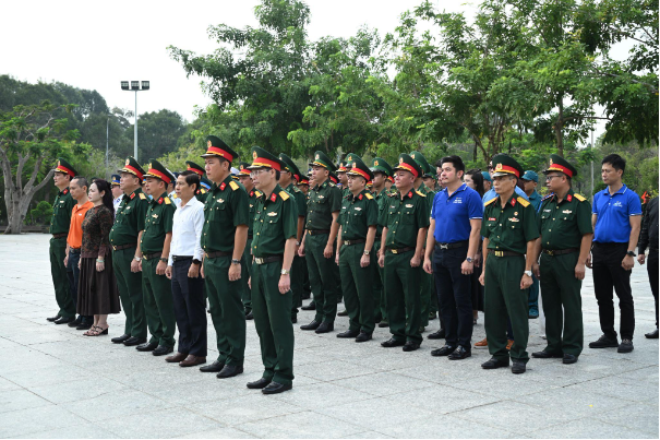 Chuỗi nhà thuốc hiện diện tại Côn Đảo: Long Châu đi thật xa để đến thật gần người dân - Ảnh 1. Chuỗi nhà thuốc hiện diện tại Côn Đảo: Long Châu đi thật xa để đến thật gần người dân - Ảnh 1.