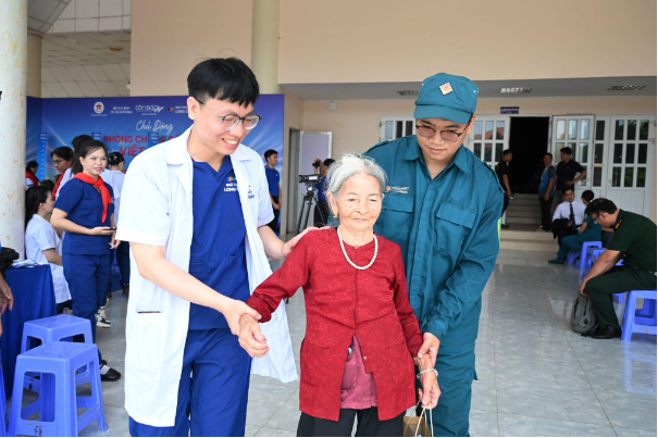 Chuỗi nhà thuốc hiện diện tại Côn Đảo: Long Châu đi thật xa để đến thật gần người dân - Ảnh 9. Chuỗi nhà thuốc hiện diện tại Côn Đảo: Long Châu đi thật xa để đến thật gần người dân - Ảnh 9.