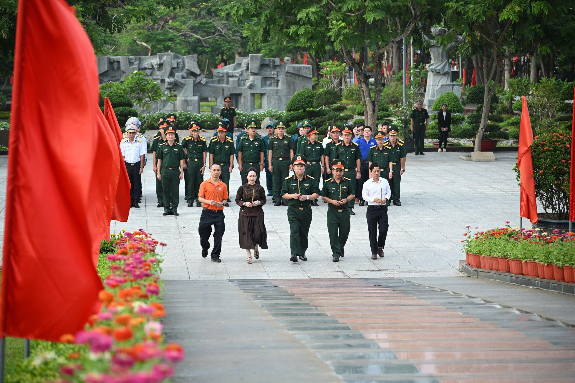 Long Châu nối dài hành trình tri ân tại vùng đảo tiền tiêu thiêng liêng Côn Đảo- Ảnh 1.