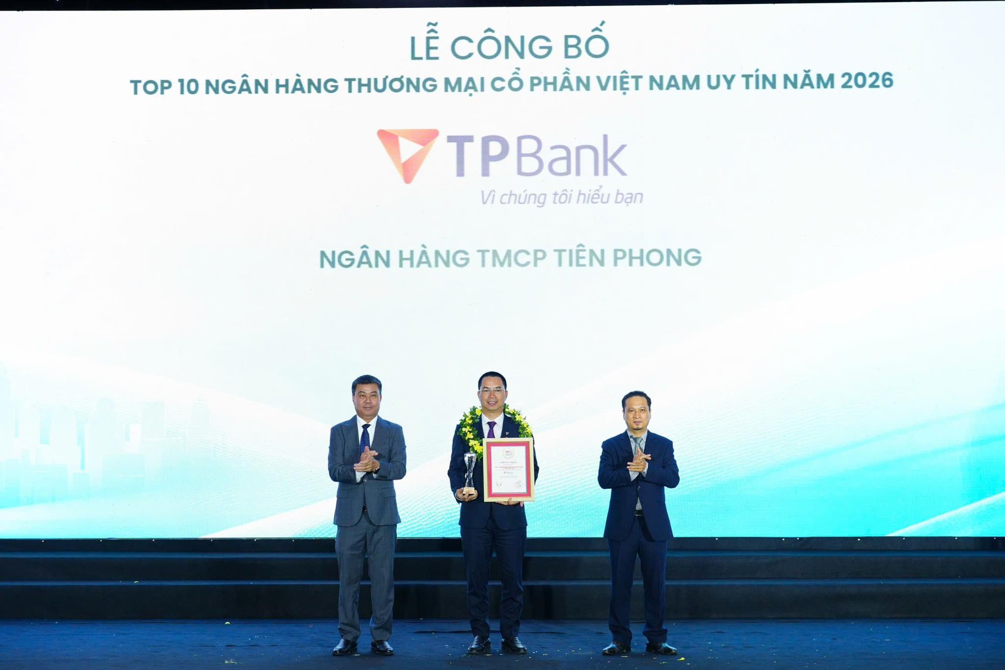 Giải mã bộ 3 trụ cột giúp TPBank liên tục trụ vững Top 10 Ngân hàng tư nhân uy tín- Ảnh 1. Giải mã bộ 3 trụ cột giúp TPBank liên tục trụ vững Top 10 Ngân hàng tư nhân uy tín- Ảnh 1.