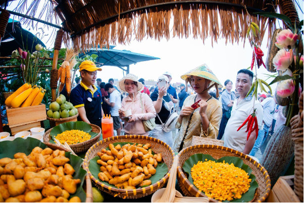 Nam Bộ dịp 2/9, n&uacute;i B&agrave; Đen đ&oacute;n h&agrave;ng ngh&igrave;n kh&aacute;ch đến check-in cờ hoa, đi 3 phi&ecirc;n chợ l&aacute; li&ecirc;n tiếp - Ảnh 4.