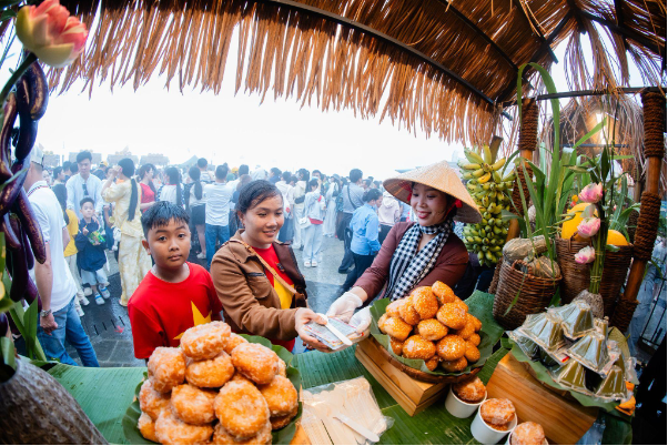 Nam Bộ dịp 2/9, n&uacute;i B&agrave; Đen đ&oacute;n h&agrave;ng ngh&igrave;n kh&aacute;ch đến check-in cờ hoa, đi 3 phi&ecirc;n chợ l&aacute; li&ecirc;n tiếp - Ảnh 6.
