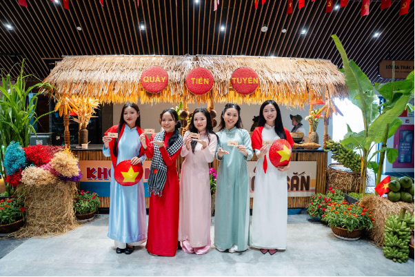 Nam Bộ dịp 2/9, n&uacute;i B&agrave; Đen đ&oacute;n h&agrave;ng ngh&igrave;n kh&aacute;ch đến check-in cờ hoa, đi 3 phi&ecirc;n chợ l&aacute; li&ecirc;n tiếp - Ảnh 8.