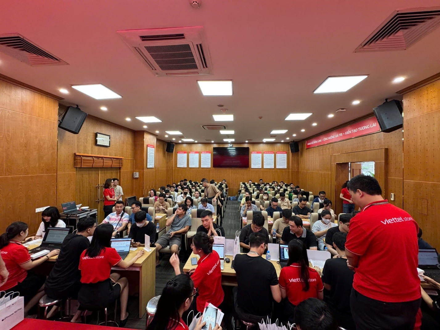 Lên đời iPhone 18 Pro series, khách hàng có thể tối ưu chi phí đến 18 triệu đồng tại Viettel Store - Ảnh 4. Lên đời iPhone 18 Pro series, khách hàng có thể tối ưu chi phí đến 18 triệu đồng tại Viettel Store - Ảnh 4.