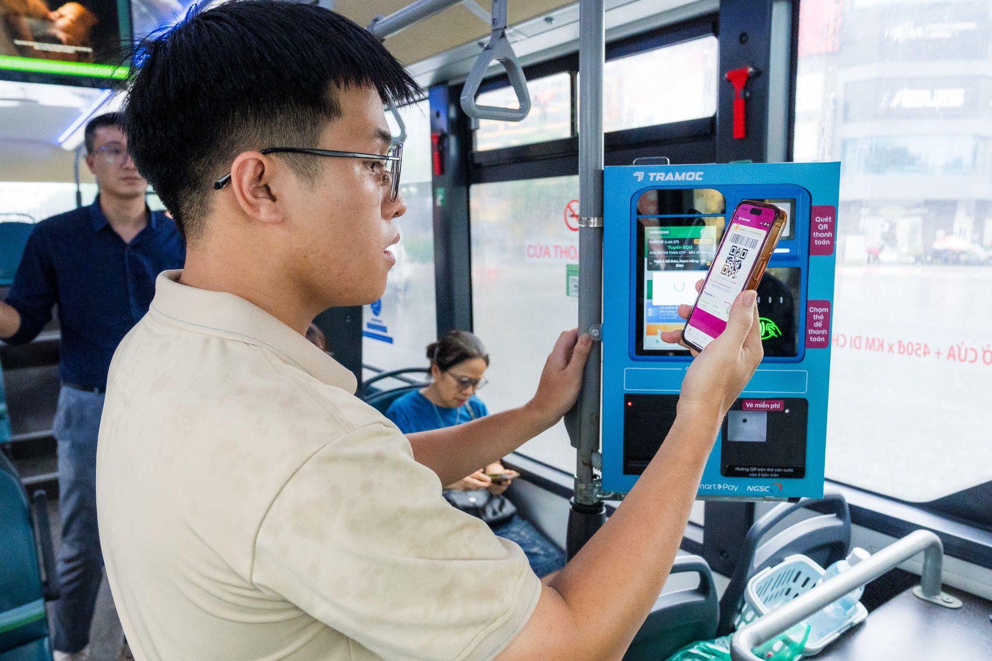 MoMo trở thành ứng dụng top đầu tại Hà Nội cho phép quét mã thanh toán vé xe buýt - Ảnh 1.