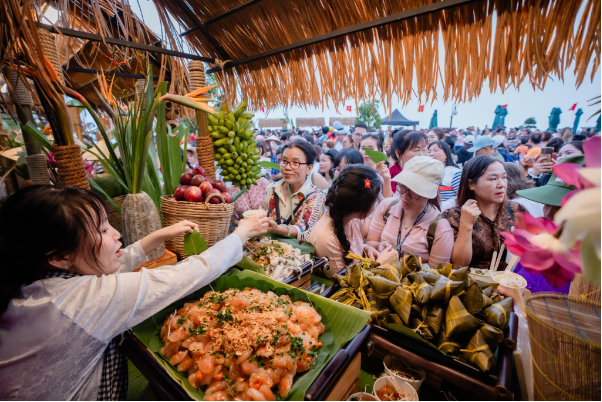 Nam Bộ nhộn nhịp du kh&aacute;ch l&ecirc;n n&uacute;i, xuống biển dịp lễ 2/9 - Ảnh 2.