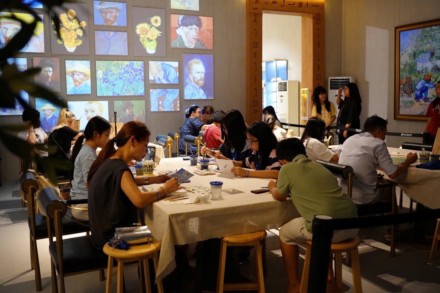 Cùng ABBank “xuyên không” vào thế giới của Van Gogh- Ảnh 4. Cùng ABBank “xuyên không” vào thế giới của Van Gogh- Ảnh 4.