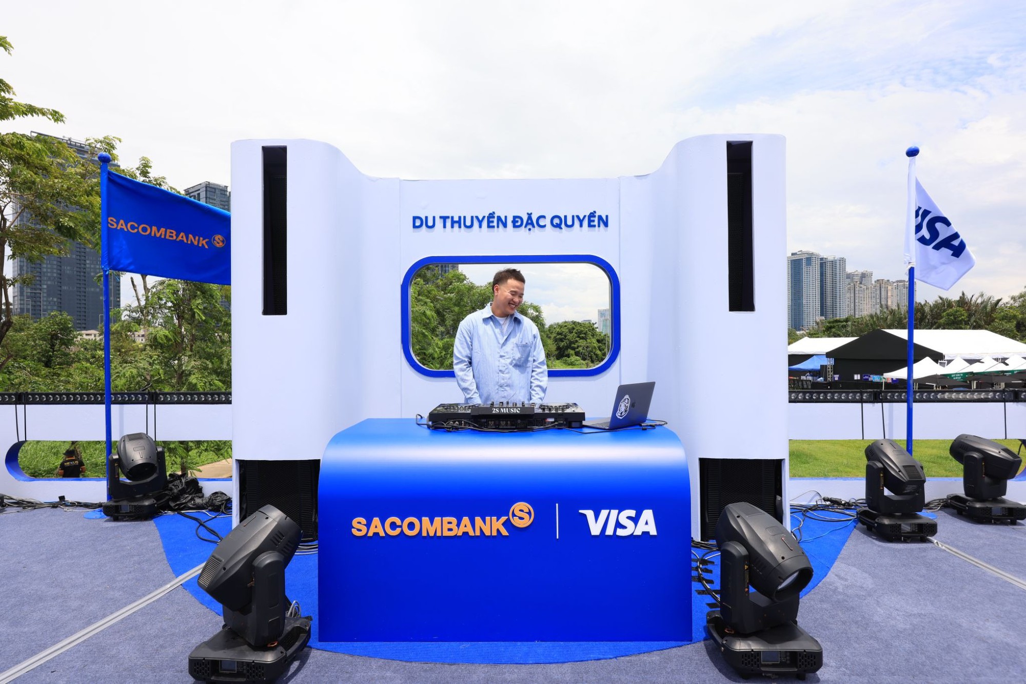 Có gì bên trong “Siêu du thuyền” SACOMBANK Visa tại concert The Siren World Opens 2026? - Ảnh 8. Có gì bên trong “Siêu du thuyền” SACOMBANK Visa tại concert The Siren World Opens 2026? - Ảnh 8.