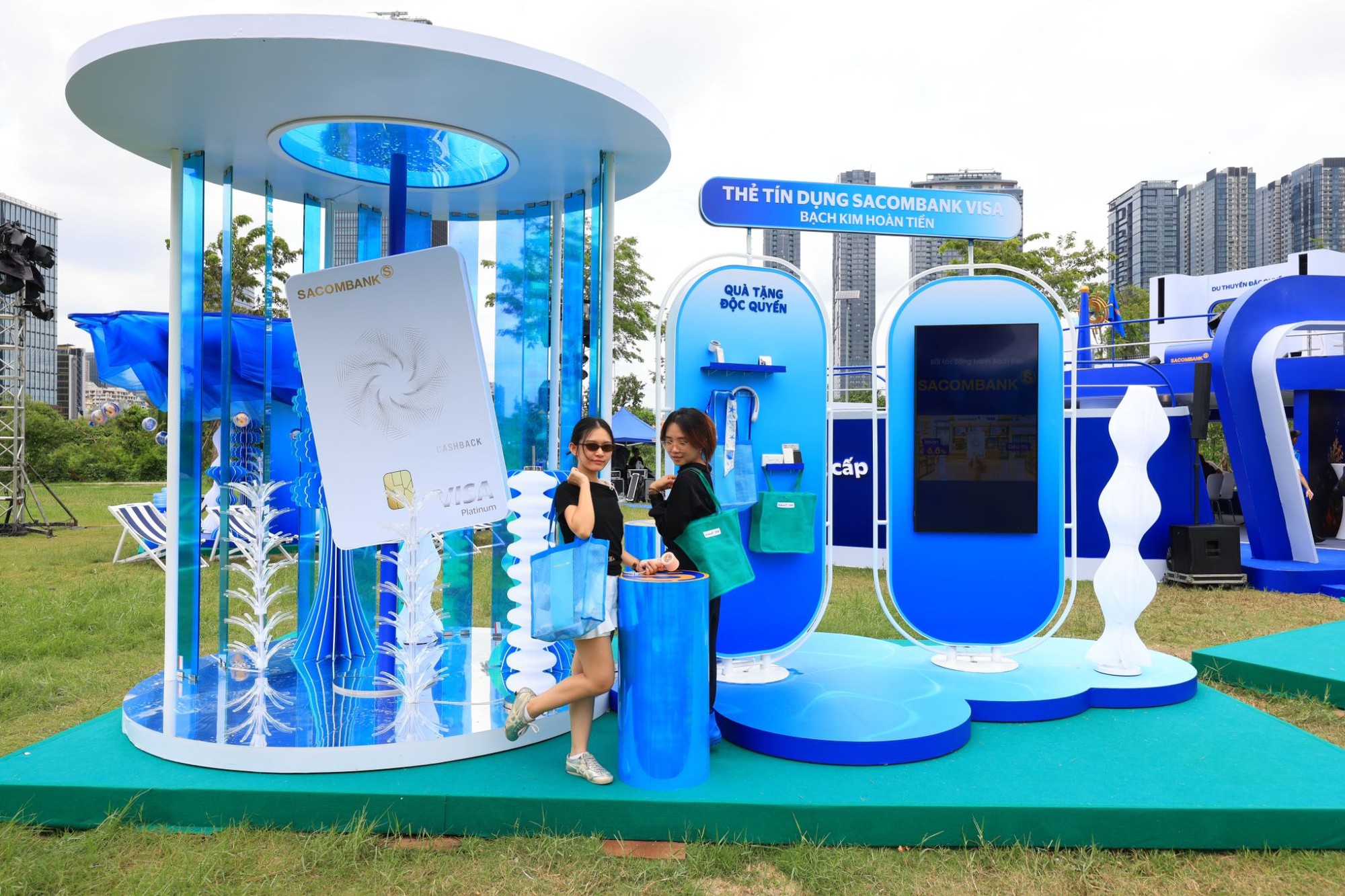 Có gì bên trong “Siêu du thuyền” SACOMBANK Visa tại concert The Siren World Opens 2026? - Ảnh 10. Có gì bên trong “Siêu du thuyền” SACOMBANK Visa tại concert The Siren World Opens 2026? - Ảnh 10.