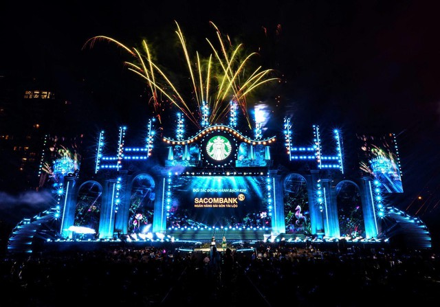 ‏Từ Fast-track đến biển lightstick: Trải nghiệm đi concert siêu khác biệt của chủ thẻ SACOMBANK Visa‏ - Ảnh 1.