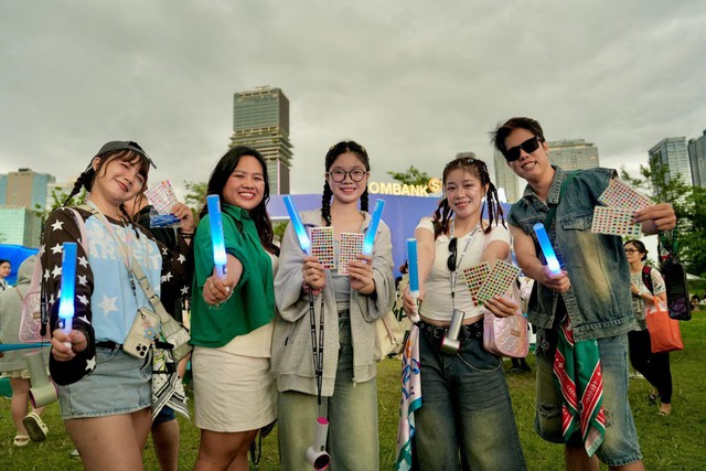 ‏Từ Fast-track đến biển lightstick: Trải nghiệm đi concert siêu khác biệt của chủ thẻ SACOMBANK Visa‏ - Ảnh 9.