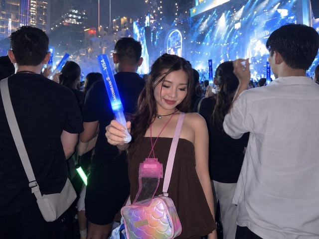 ‏Từ Fast-track đến biển lightstick: Trải nghiệm đi concert siêu khác biệt của chủ thẻ SACOMBANK Visa‏ - Ảnh 10.