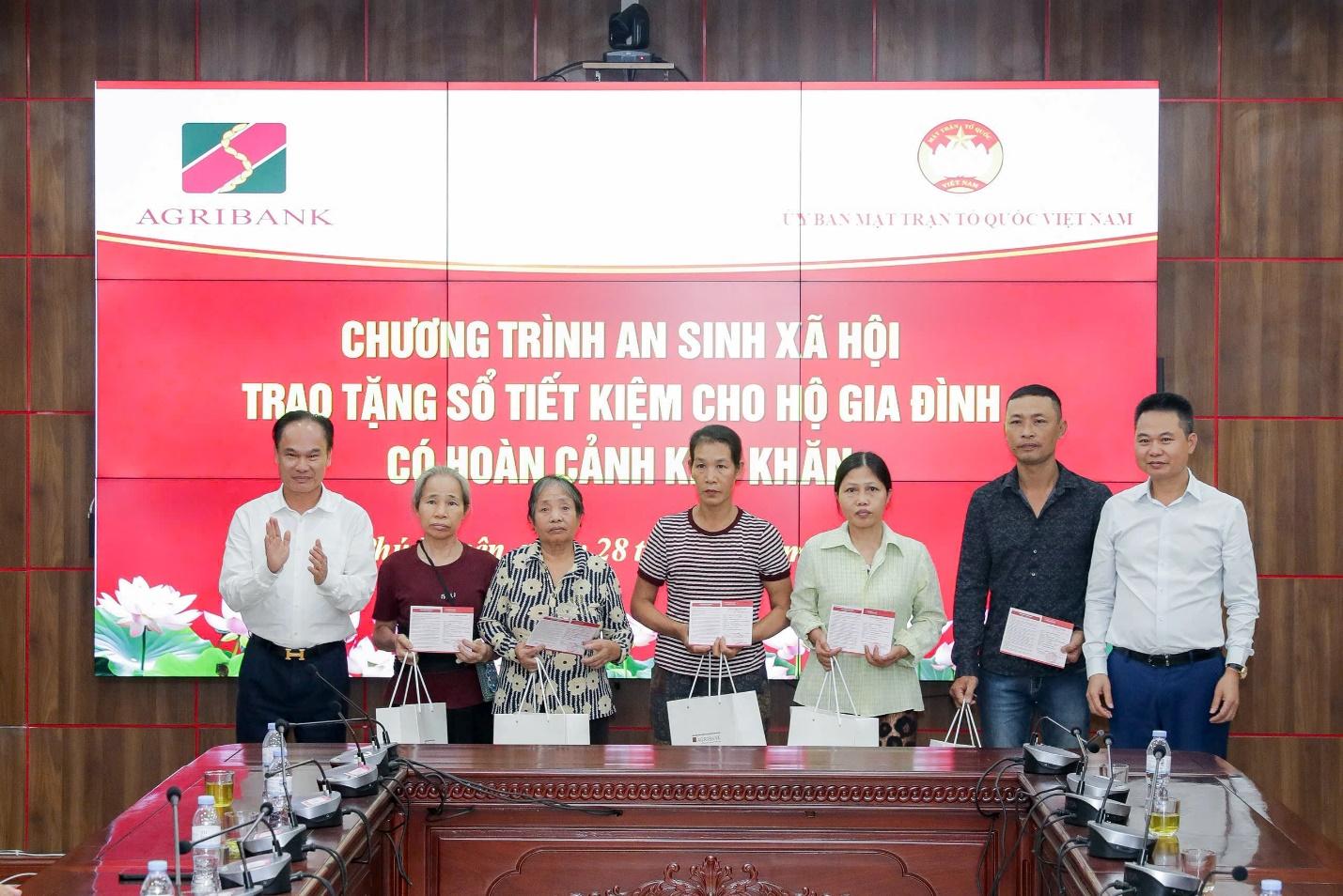 Agribank cùng Đoàn đại biểu Quốc hội thành phố Hà Nội trao 1 tỷ đồng hỗ trợ xây dựng Nhà Đại đoàn kết - Ảnh 3. Agribank cùng Đoàn đại biểu Quốc hội thành phố Hà Nội trao 1 tỷ đồng hỗ trợ xây dựng Nhà Đại đoàn kết - Ảnh 4.