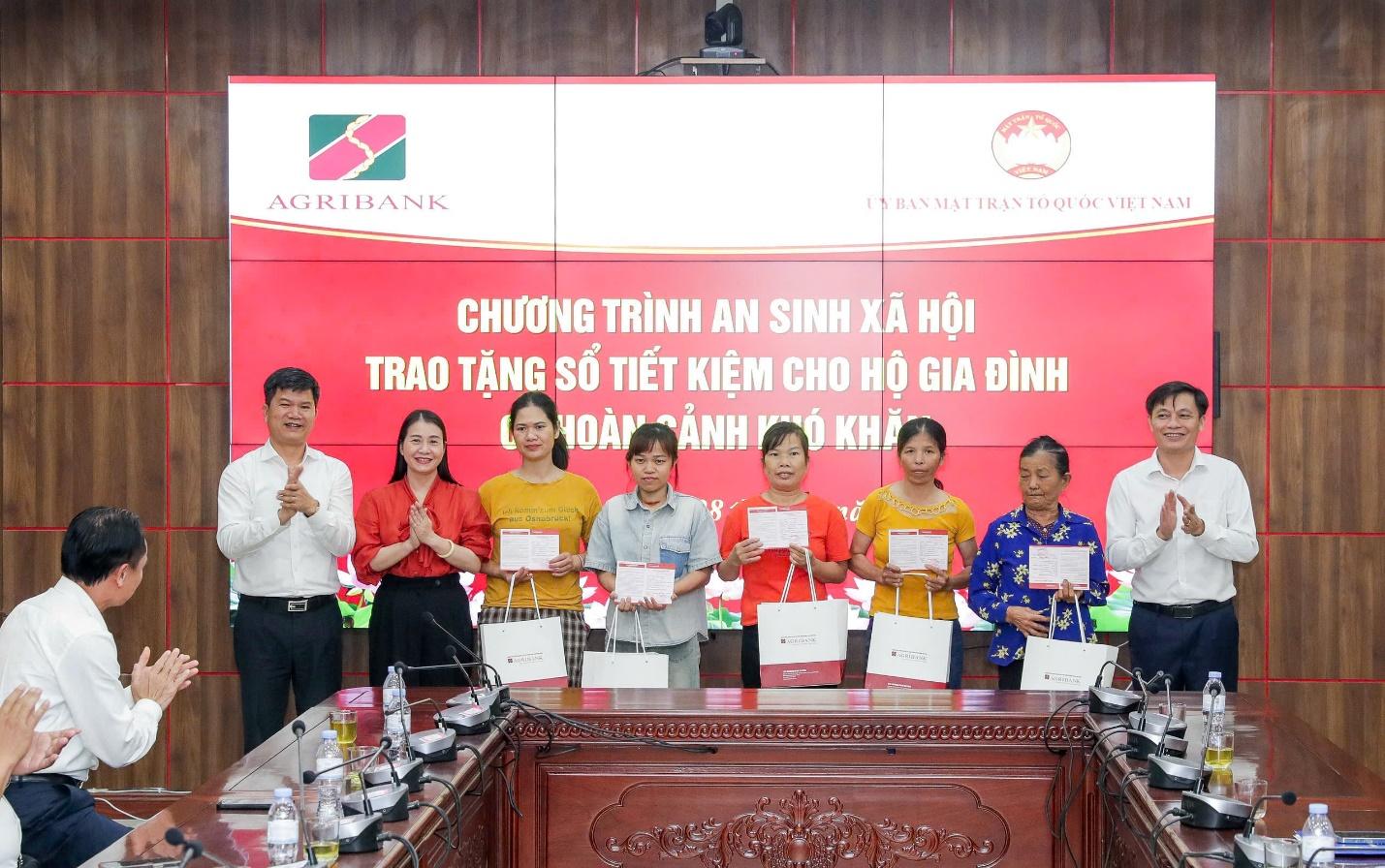 Agribank cùng Đoàn đại biểu Quốc hội thành phố Hà Nội trao 1 tỷ đồng hỗ trợ xây dựng Nhà Đại đoàn kết - Ảnh 4. Agribank cùng Đoàn đại biểu Quốc hội thành phố Hà Nội trao 1 tỷ đồng hỗ trợ xây dựng Nhà Đại đoàn kết - Ảnh 5.