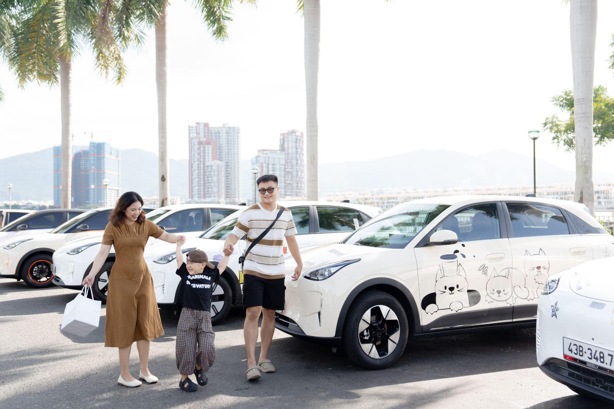 ‏Mãn nhãn dàn Geely EX2 khoe cá tính cùng bộ sưu tập decal độc đáo tại Roadshow Đà Nẵng ‏ - Ảnh 3.