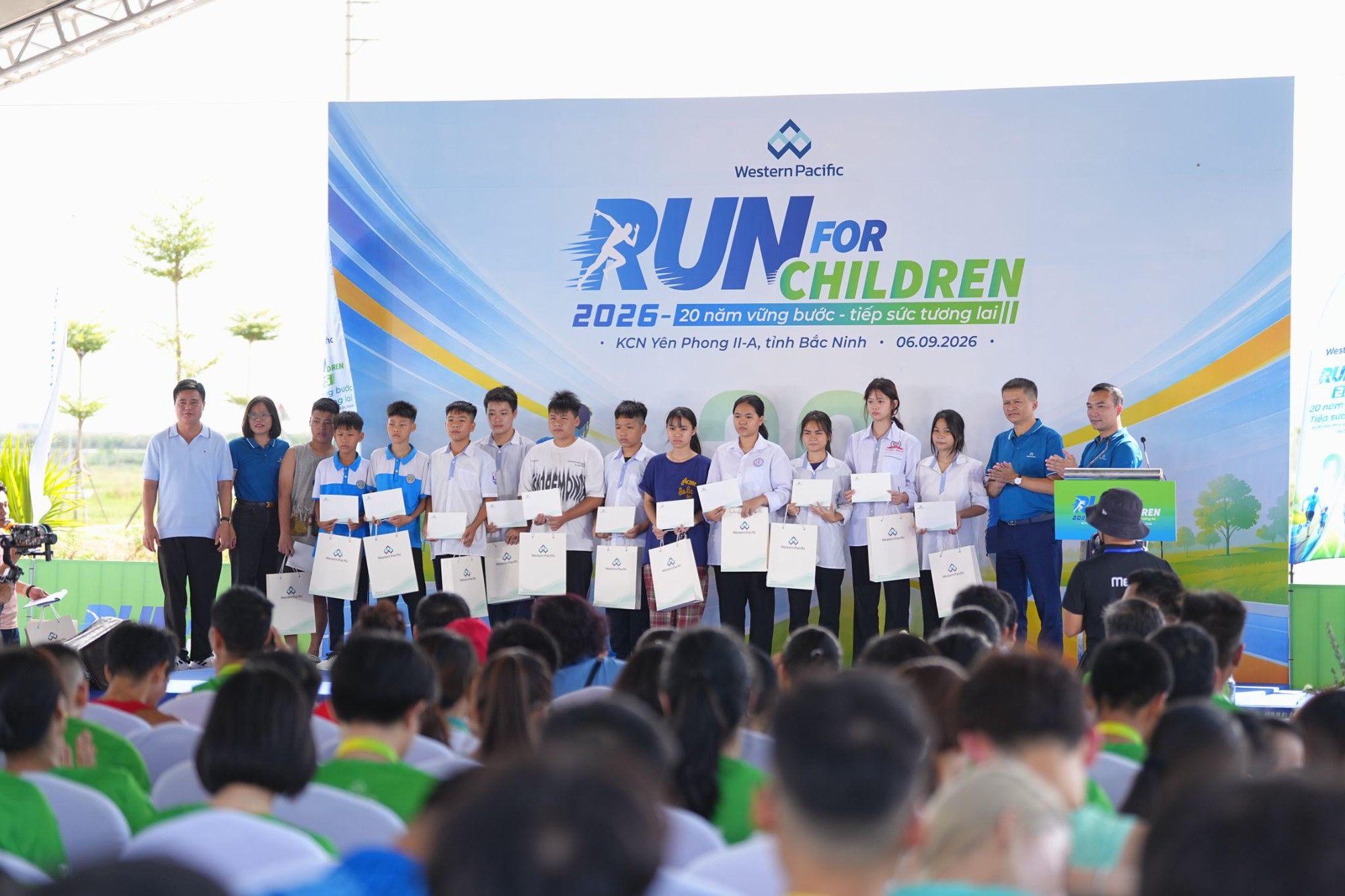 Western Pacific Group trao 200 suất học bổng cho học sinh Bắc Ninh- Ảnh 4. Western Pacific Group trao 200 suất học bổng cho học sinh Bắc Ninh- Ảnh 4.