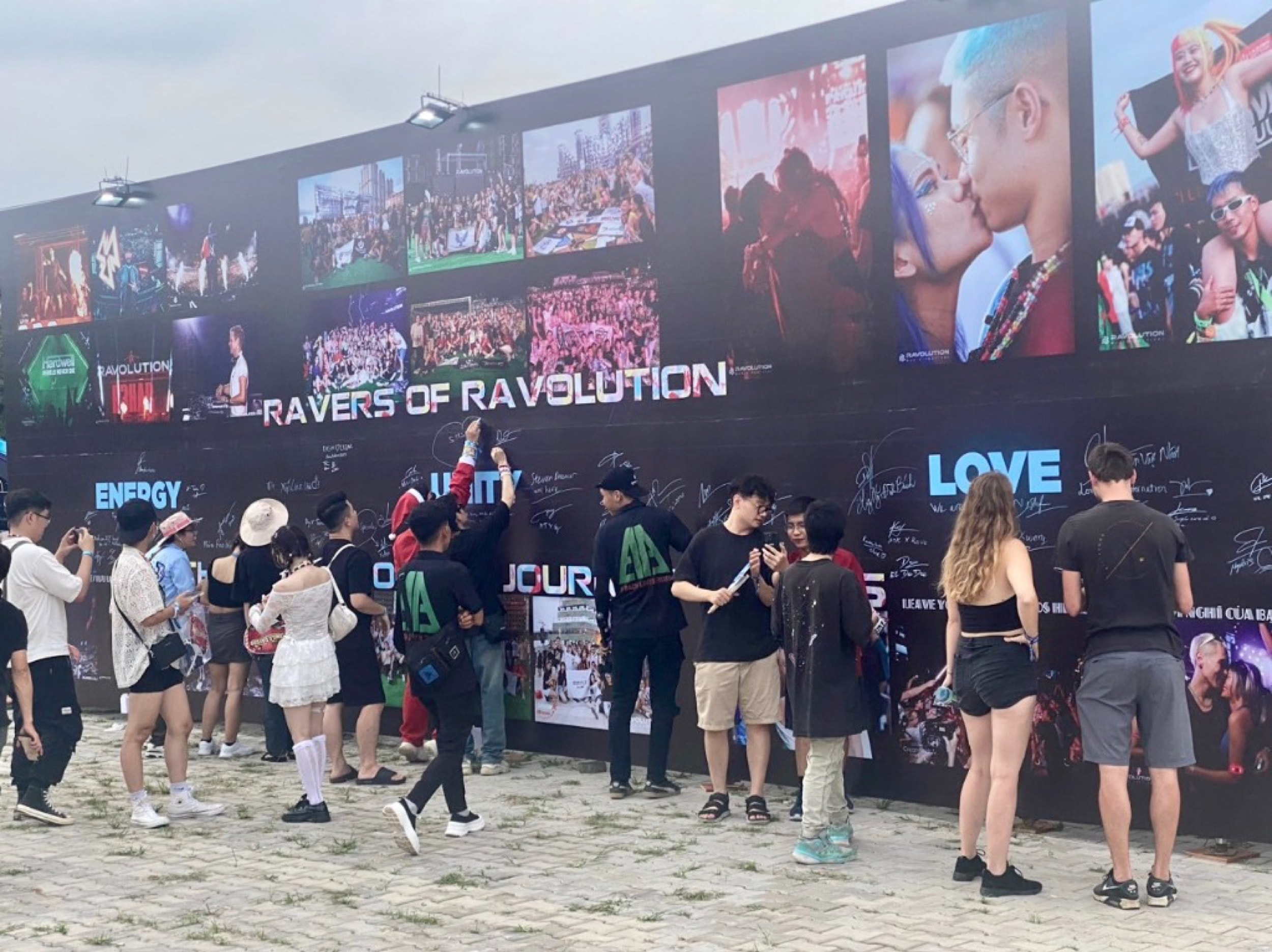 Bức tường ký tên Ravers of Ravolution