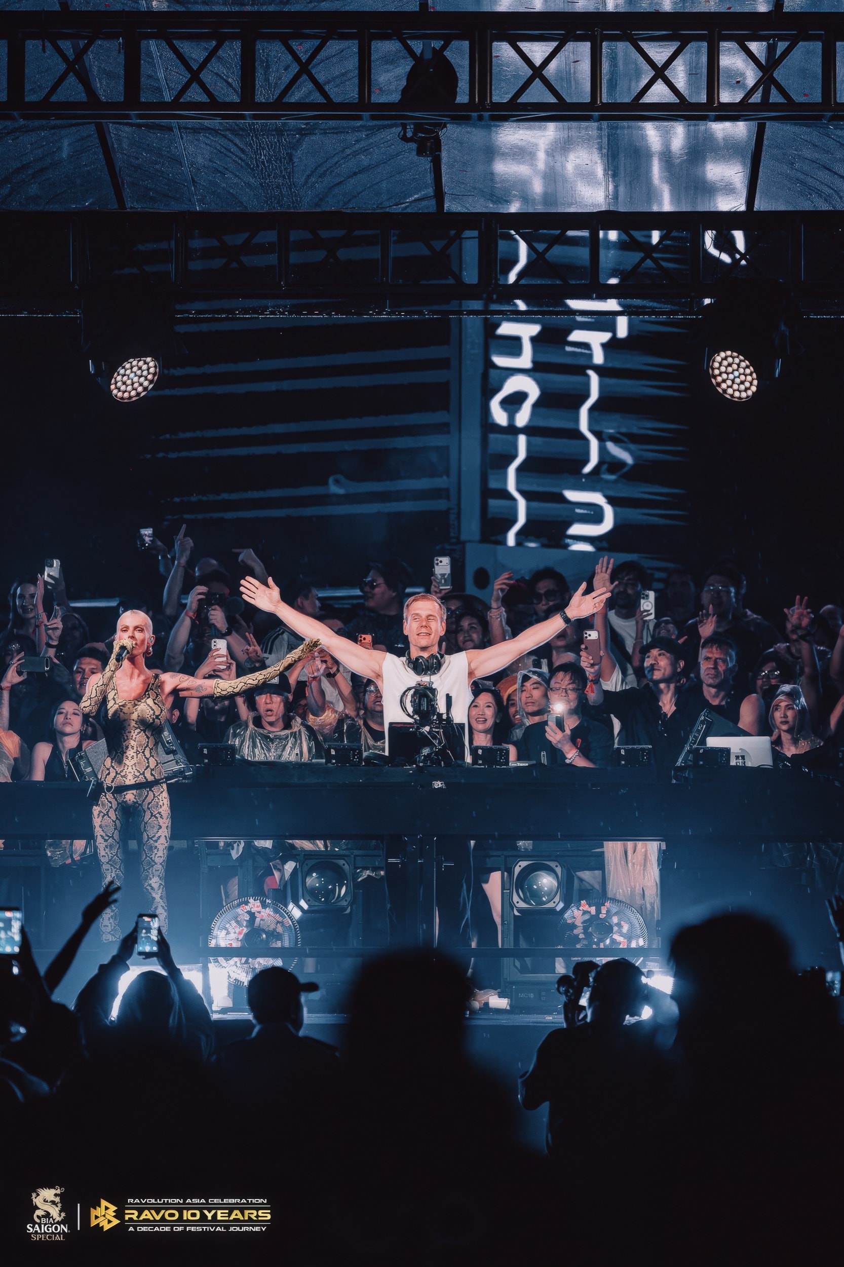 Armin van Buuren biểu diễn tại Ravolution 10 Years