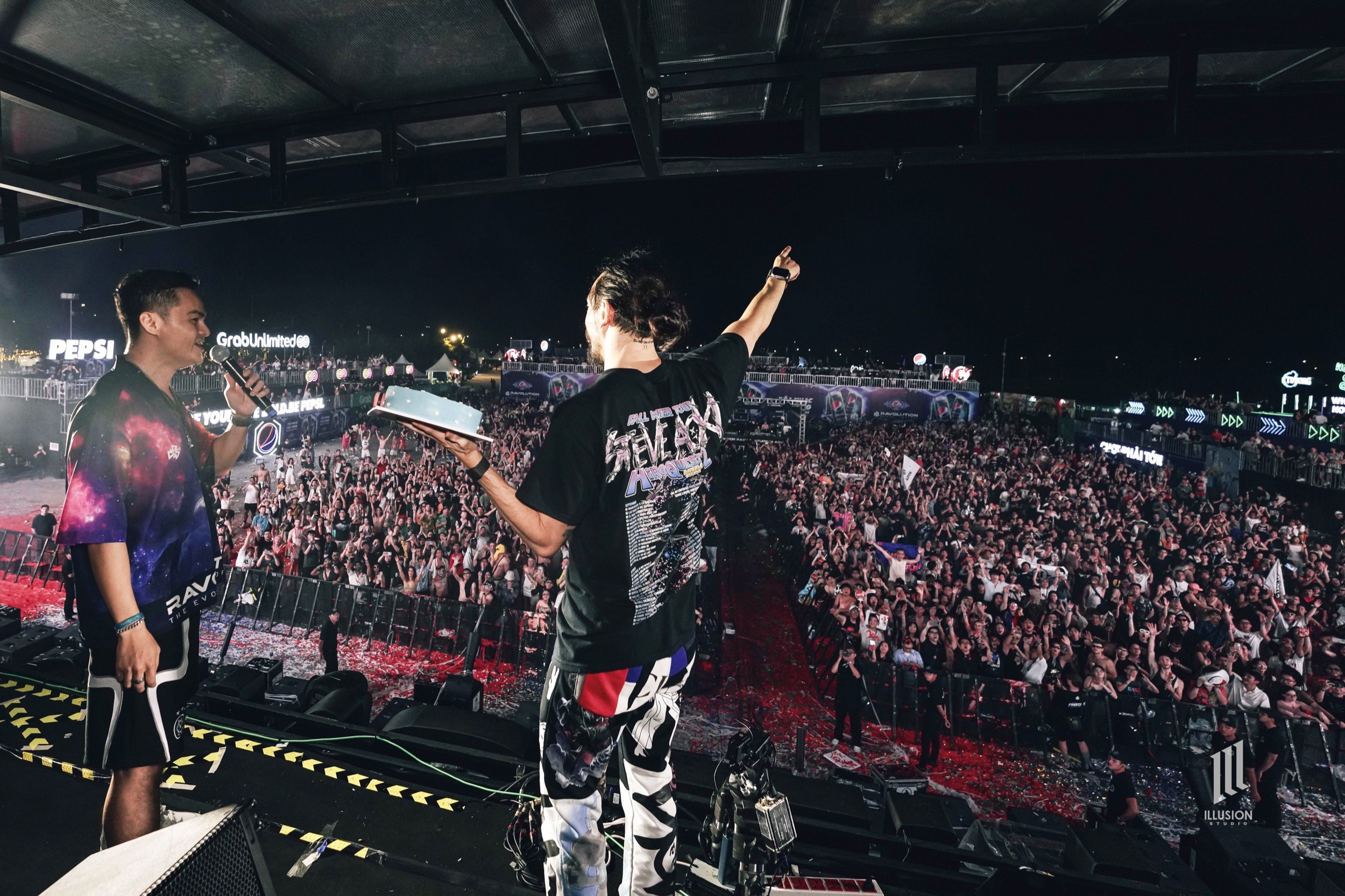 Steve Aoki biểu diễn cùng nhãn hàng đồng hành