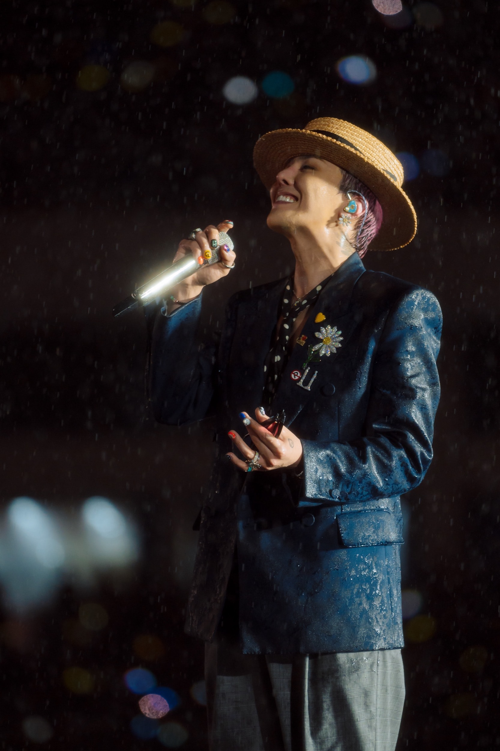 G-Dragon biểu diễn thăng hoa dưới cơn mưa Hà Nội