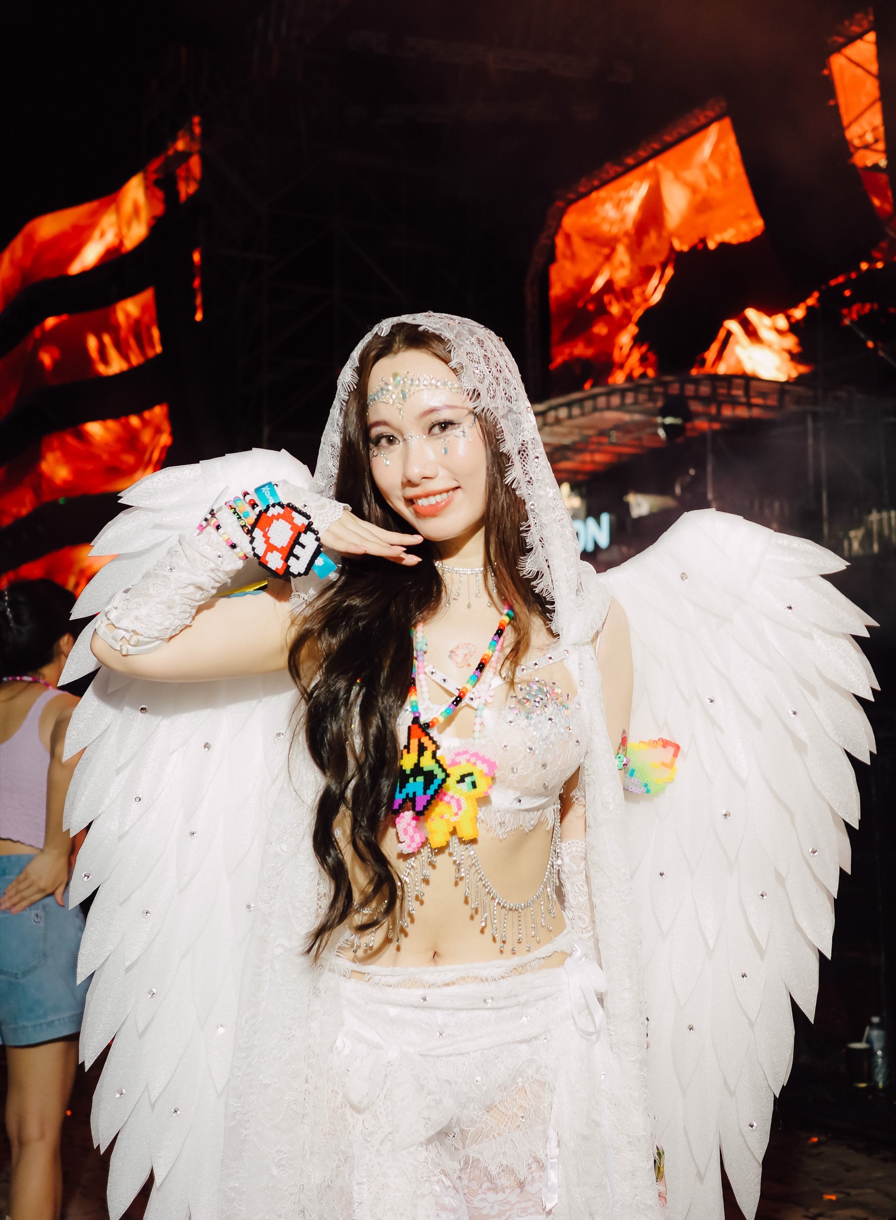 Raver diện trang phục cánh thiên thần rực rỡ