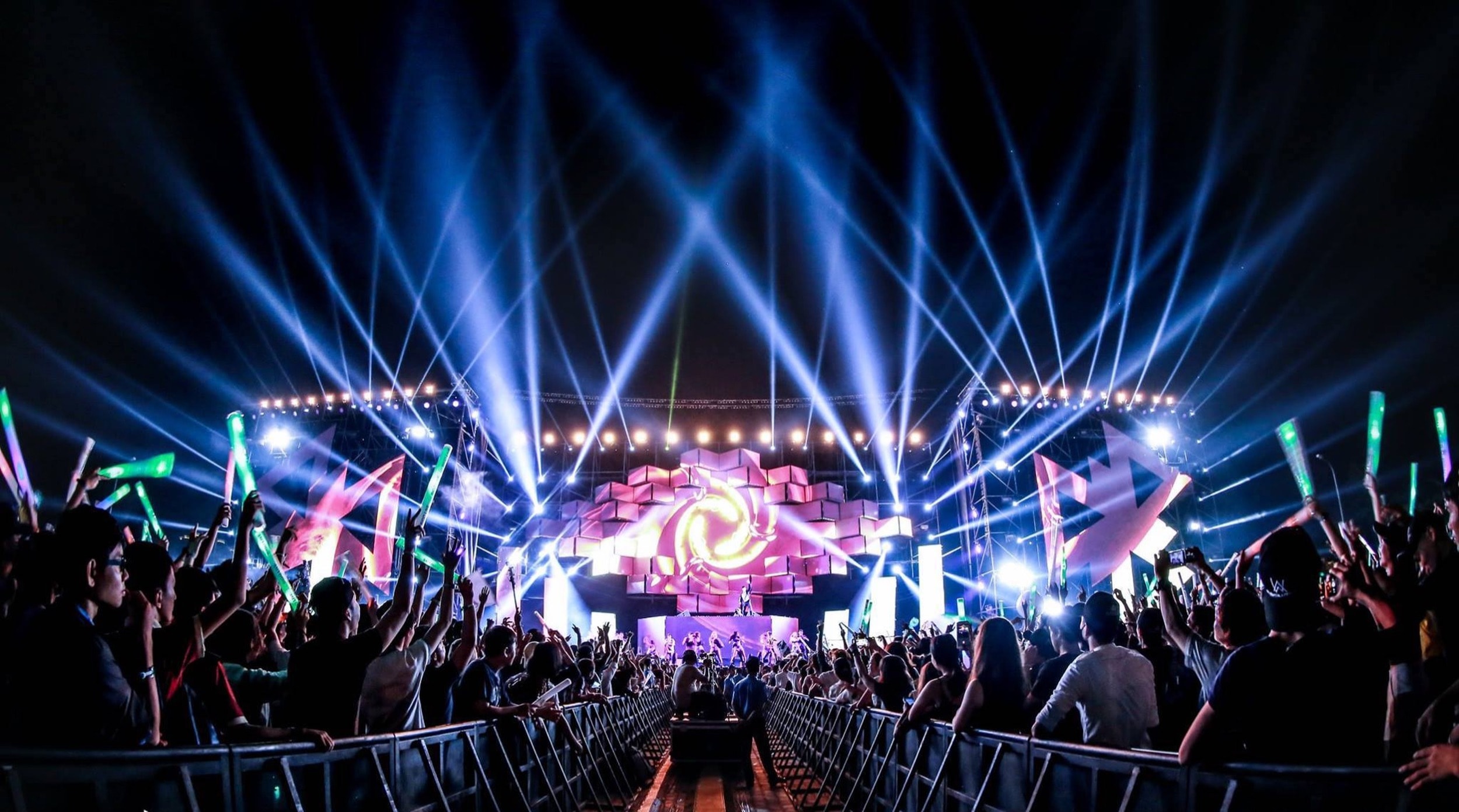 Sân khấu hoành tráng của Ravolution 2016