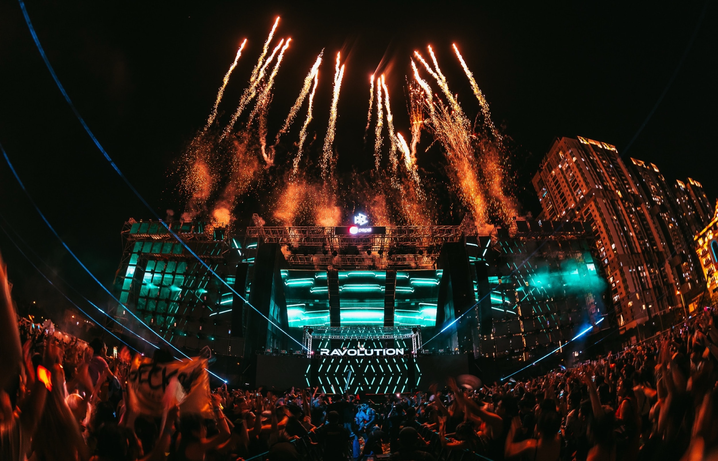 Local DJ talents biểu diễn trên sân khấu Ravolution