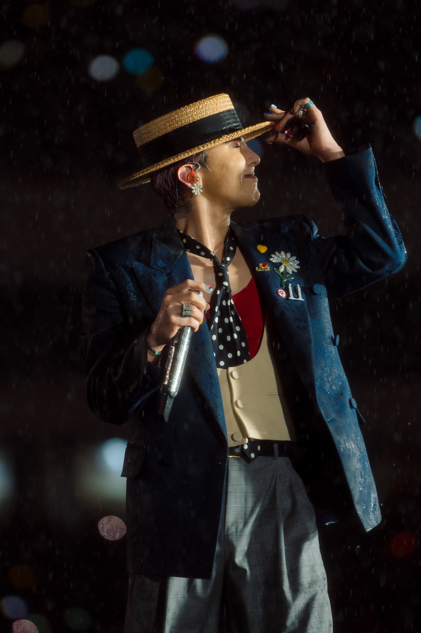 G-Dragon cùng phong thái trình diễn đỉnh cao dưới mưa